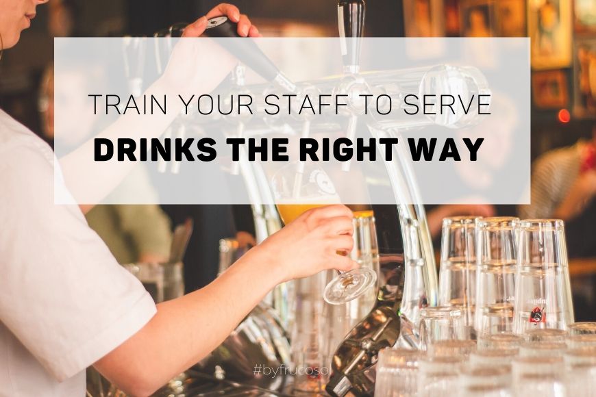 Entrena a tu personal para servir bebidas de la manera correcta.
