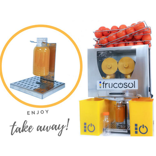 Frucosol presenta para sus equipos exprimidores un nuevo accesorio para llenar botellas de zumo natural.